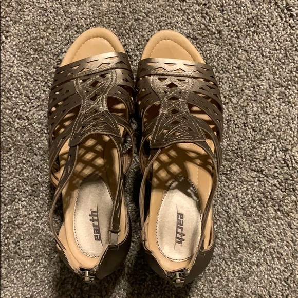 Earth Metallic Bronze Wedge Sandal - Picture 2 of 3